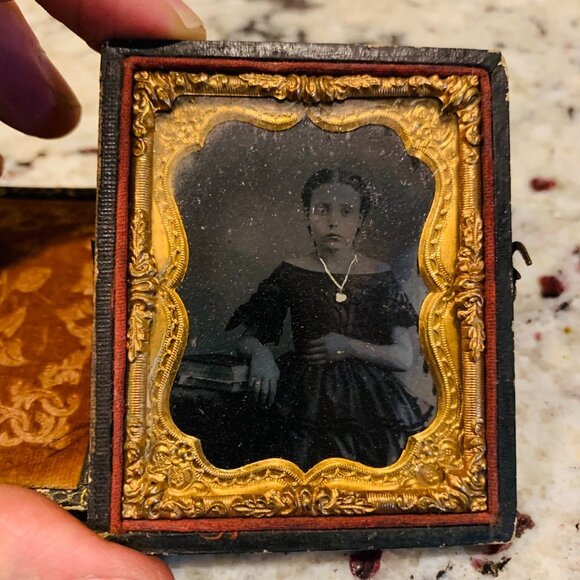 1/6th Plate Ambrotype Daguerreotype Of A Young Girl Women In A Full Case - Picture 1 of 4